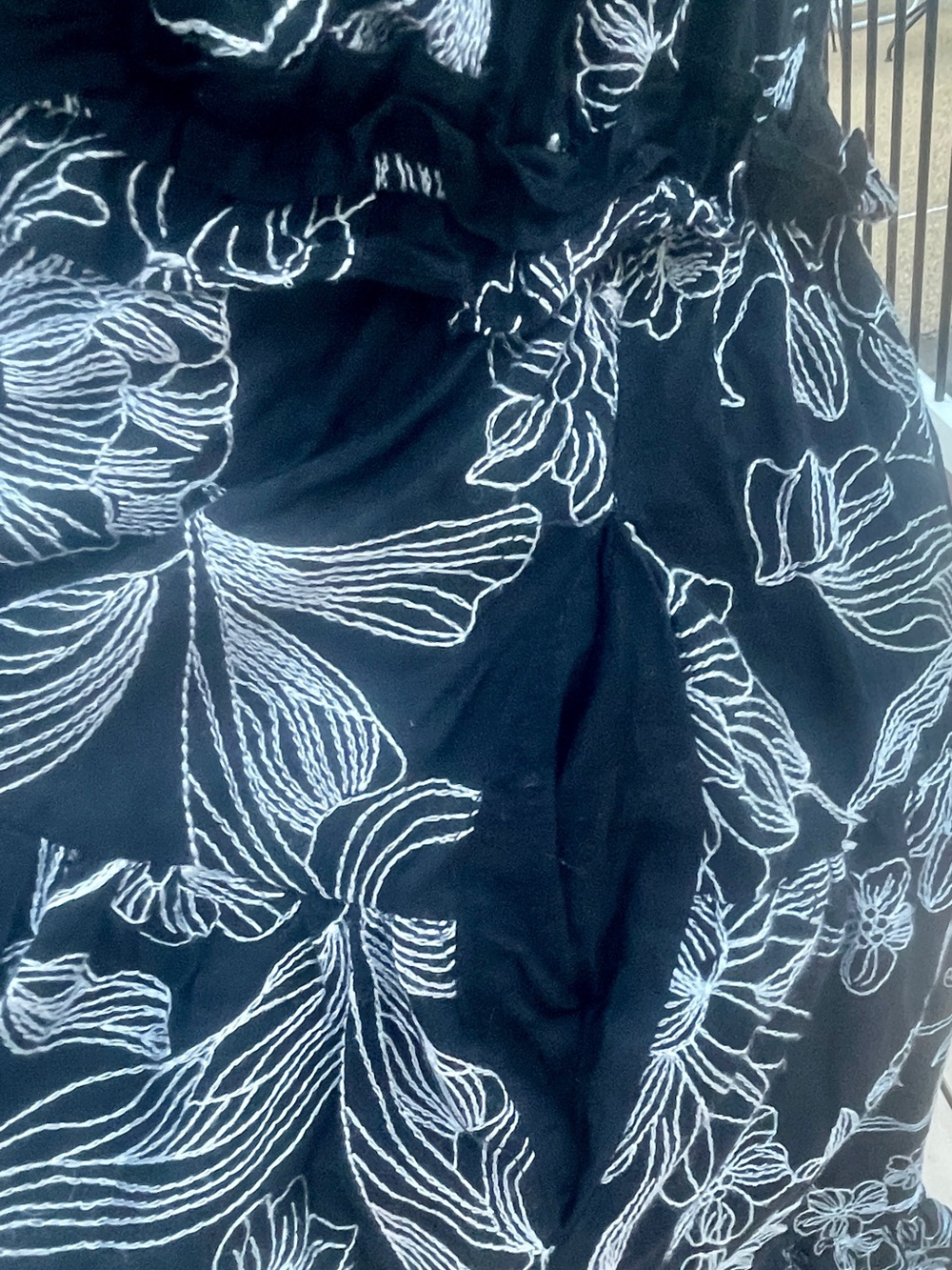 En Saison Black & White Floral Smocked Midi Dress Tie Shoulder. Medium. - Picture 7 of 8